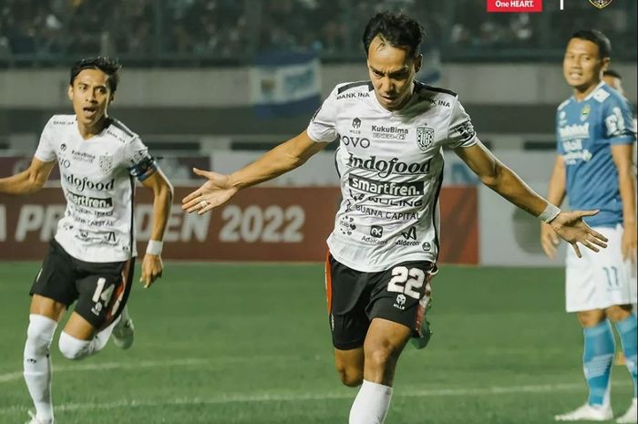 Pemain Bali United, Novri Setiawan melakukan selebrasi setelah mencetak gol ke gawang Persib Bandung pada laga penyisihan Grup C Piala Presiden 2022 di Stadion Gelora Bandung Lautan Api (GBLA), Minggu (12/6/2022).