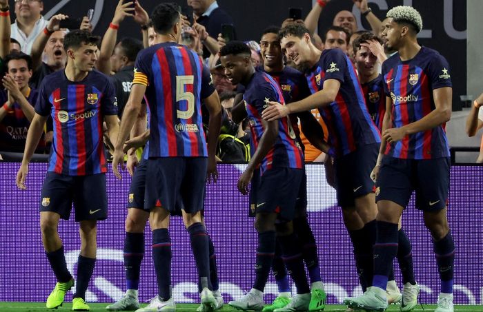 Momen pemain Barcelona merayakan gol dari Raphinha pada laga pramusim kontra Real Madrid di Las Vegas.
