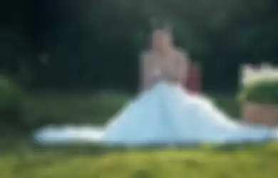 Ilustrasi melihat orang lain mengenakan gaun pengantin 