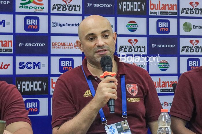 Pelatih PSM Makassar, Bernardo Tavares, sedang memberikan keterangan kepada awak media dalam sesi jumpa pers setelah laga pekan ke-29 Liga 1 2022 di Stadion Pakansari, Bogor, Jawa Barat, Kamis (9/3/2023).