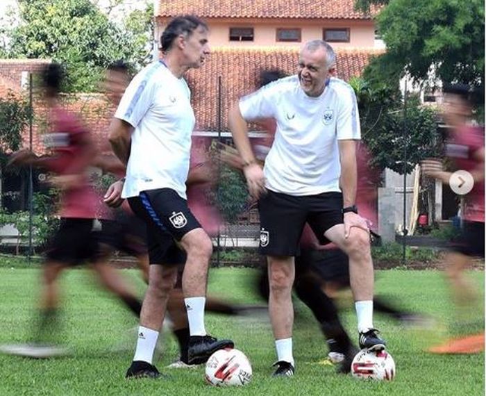 Pelatih PSIS Semarang, Dragan Djukanovic (kanan).