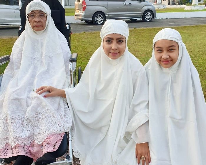 Potret Mayangsari dan Khirani Trihatmodjo menjalankan salat Idul Fitri di Purwokerto