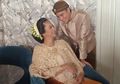Baim Wong Gelar Acara Mitoni Bak Pesta Pernikahan, Tengok Penampilan Para Seleb yang Hadir