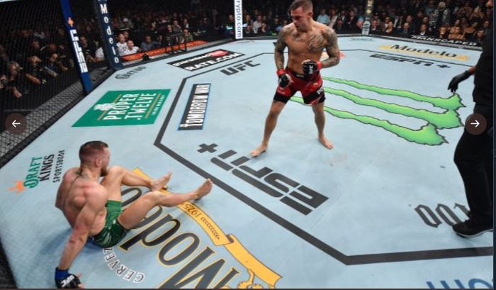 Dustin Poirier (kanan) saat melihat Conor McGregor (kiri) jatuh karena kesalahan melakukan tumpuan pada ajang UFC 264 di T-Mobile Arena, Las Vegas, Nevada, AS, Minggu (11/7/2021) waktu Indonesia.