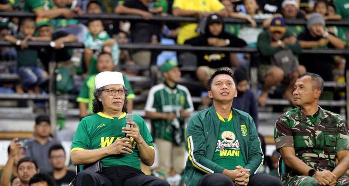 Emha Ainun Nadjib (kiri) dan Presiden Persebaya Surabaya Azrul Ananda (tengah) sebelum pertandingan bertajuk 