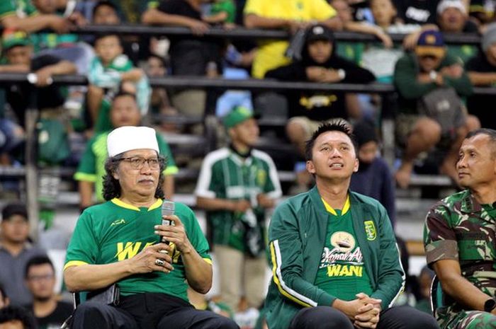 Emha Ainun Nadjib (kiri) dan Presiden Persebaya Surabaya Azrul Ananda (tengah) sebelum pertandingan bertajuk 