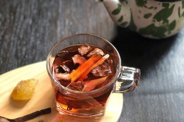 Campuran jahe dalam wedang uwuh berkhasiat turunkan kolesterol total.