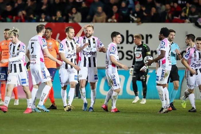 Klub Austria, LASK Linz, saat berlaga dimarkas mereka sendiri, Stadion Raiffeisen Arena.