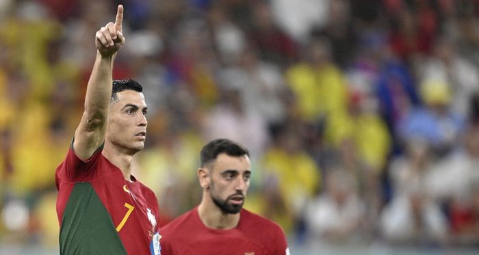 Cristiano Ronaldo dan Bruno Fernandes dalam duel Piala Dunia 2022 antara timnas Portugal vs Ghana di Stadion 974 (24/11/2022).