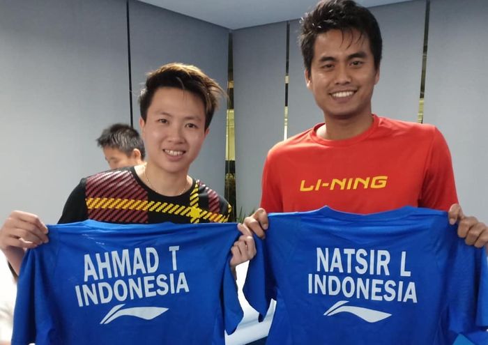 Tontowi Ahmad bertukar jersey dengan Liliyana Natsir seusai final Indonesia Masters 2019, Minggu (27/1/2019).