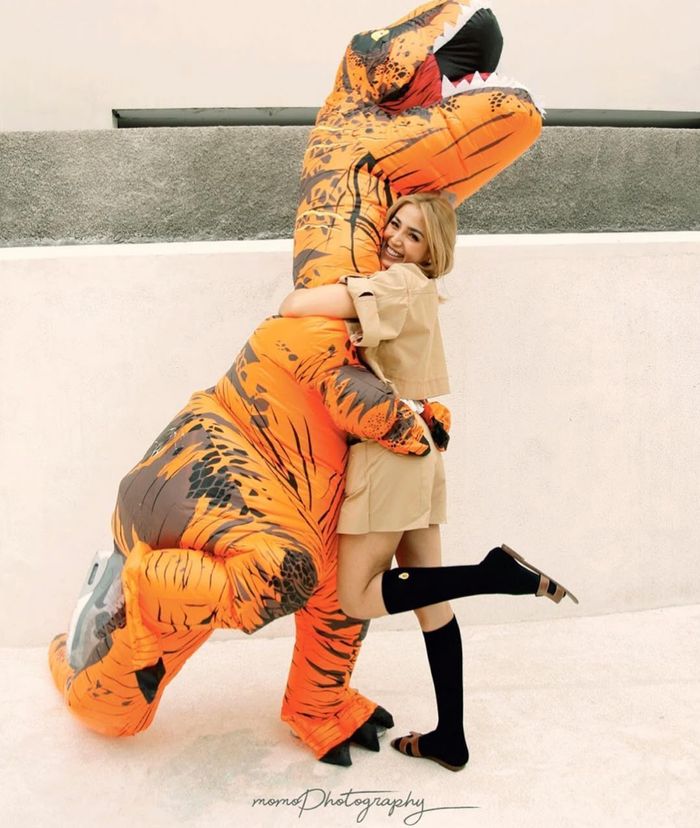 Richard Kyle pakai kostum dinosaurus di ulang tahun El Barack tahun lalu.