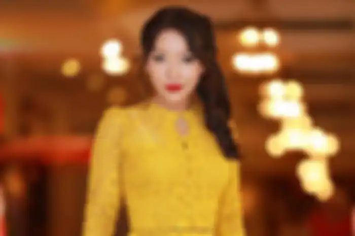 Di saat kaum muda Myanmar telah mulai menerima pakaian modern dan budaya populer, masyarakat yang konservatif.