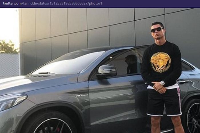 Megabintang Manchester United, Cristiano Ronaldo, berpose dengan salah satu mobil koleksinya