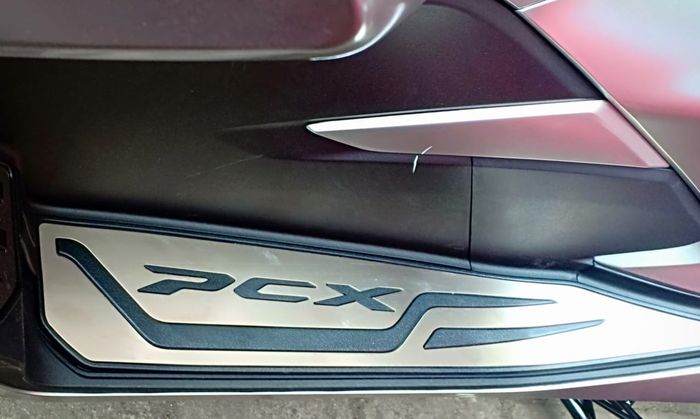 PCX ABS pijakan kaki dari steinless dan ada tulisan PCX