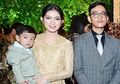 Tak Cuma Tampil Anggun dengan Hijab, Penampilan Selvi Ananda saat Gendong Jan Ethes Di Restoran Sukses Curi Perhatian