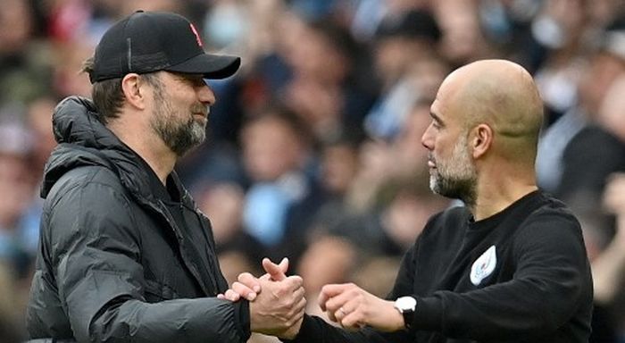 Pelatih Liverpool, Juergen Klopp (kiri), bersalaman dengan pelatih Manchester City, Pep Guardiola, seusai laga Liga Inggris di Stadion Etihad, 10 April 2022.