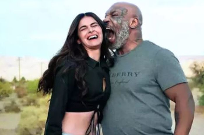 Momen akrab Ananya Panday (kiri) dengan Mike Tyson (kanan). Keduanya bermain di dalam film Bollywood berjudul Liger (2022). 