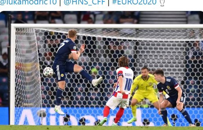 Gelandang timnas Kroasia, Luka Modric, mencetak gol ke gawang timnas Skotlandia dalam laga Grup D EURO 2020 di Stadion Hampden Park, Selasa (22/6/2021).