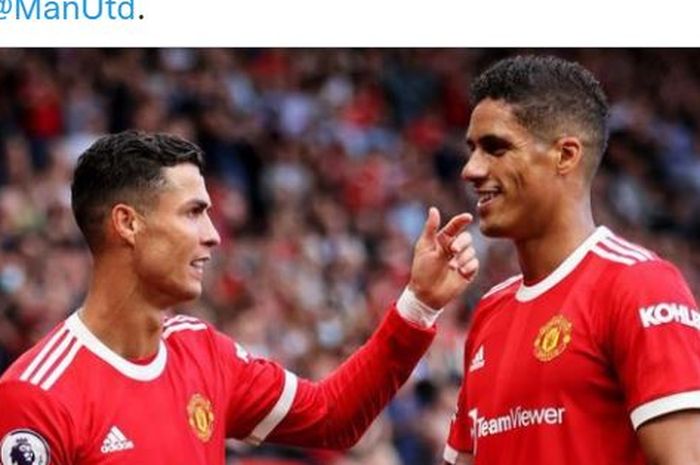 Megabintang Manchester United, Cristiano Ronaldo, melakukan selebrasi bareng Raphael Varane.