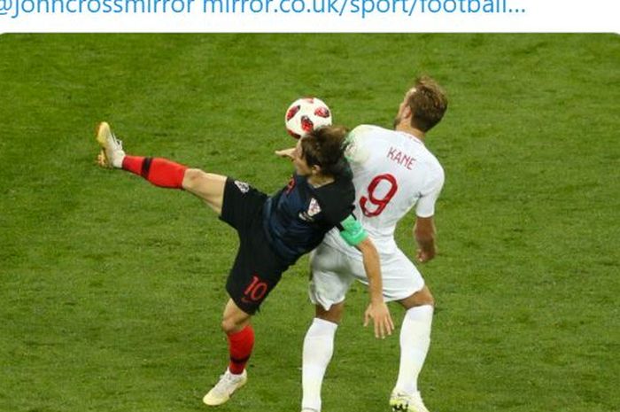 Momen duel antara Luka Modric (kiri) dengan Harry Kane dalam laga timnas Inggris melawan timnas Kroasia di Piala Dunia 2018.