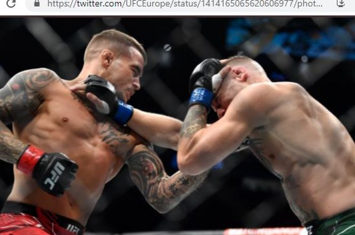Momen Dustin Poirier (kiri) dan Conor McGregor (kanan) saling berbagi pukulan pada UFC 264 silam (11/7/2021).