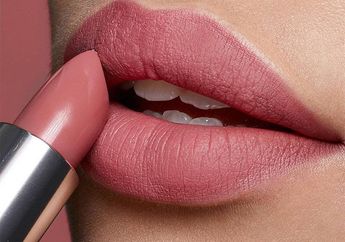 Pakai Lipstik Saat Puasa Bisa Bikin Puasa Batal? Ini Hukumnya!