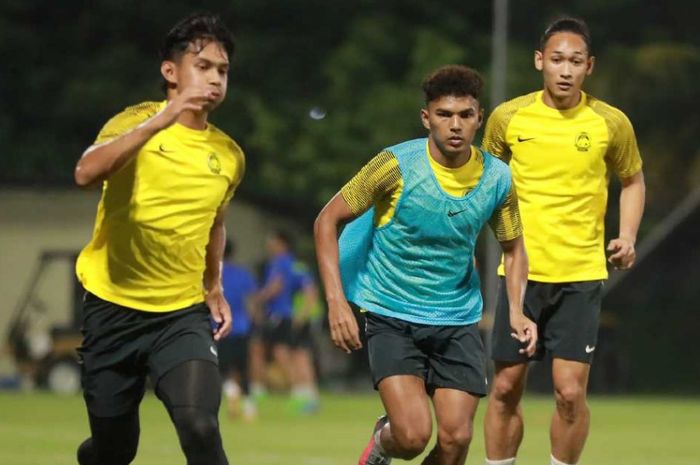 Azam Azami (tengah) menjalani sesi latihan bersama Timnas Malaysia jelang laga kontra Oman di Kualifikasi Piala Dunia 2026.