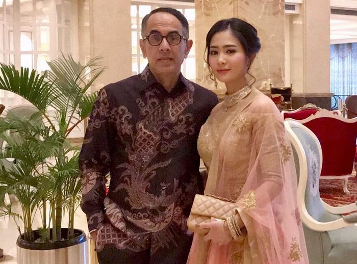 Bunga Zainal dan suaminya