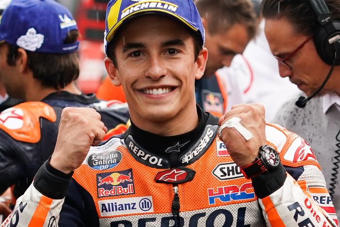 Pembalap Repsol Honda, Marc Marquez, melakukan selebrasi seusai meraih pole position pada MotoGP Republik Ceska 2019.