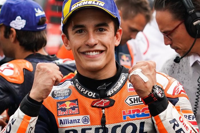 Pembalap Repsol Honda, Marc Marquez, melakukan selebrasi seusai meraih pole position pada MotoGP Republik Ceska 2019.