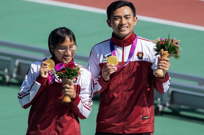 Sprinter para atletik Indonesia, Ni Made Ariyanti Putri (kiri), meraih medali emas di Asian Para Games 2022