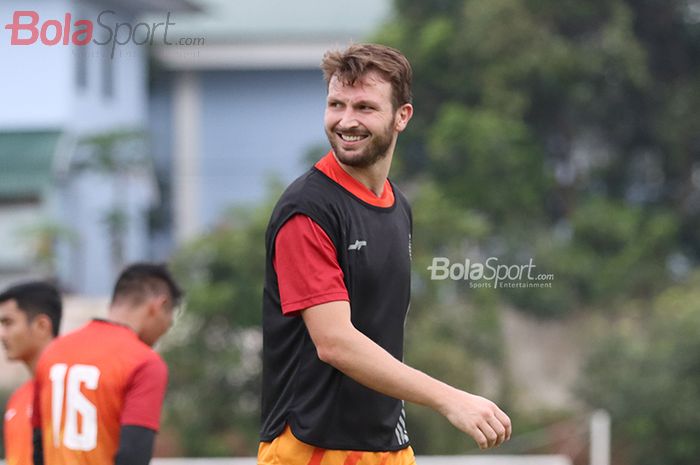 Gelandang asing Persija Jakarta, Marco Motta, ketika menjalani latihan di Lapangan Sutasoma Halim, Jakarta Timur (9/3/2020)