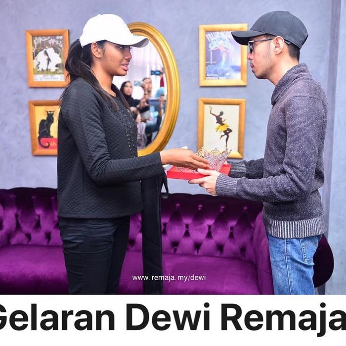 Haneesya mengembalikan mahkota instagram@majalahremaja