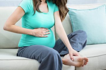 Kaki bengkak pada ibu hamil bisa jadi tanda bahaya.