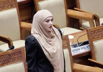Dianggap Salah Kostum, Pakaian Mulan Jameela saat Rapat DPR Dikritik Habis-habisan, Netizen Riuh Berkomentar: Salfok Sama Stockingnya!