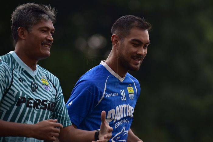 Omid Nazari (kanan) saat menjalani salah satu sesi latihan bersama Persib Bandung dalam ajang Liga 1 2019