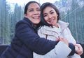 Bak Kakak Adik, Intip Cantiknya Naysilla Mirdad dan Lydia Kandou Saat Foto Dikelilingi Anjing-anjing Gemas