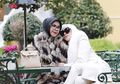 Kompak dengan Ibunda Pakai Gaya Hijab Syar'i, Syahrini Tetap Bawa Tas Mewah Ratusan Juta Rupiah yang Jadi Sorotan!