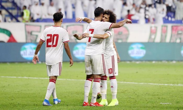 Striker timnas Uni Emirat Arab (UEA), Ali Mabkhout berpelukan dengan Omar Abdulrahman setelah mencetak gol ke gawang timnas Indonesia, di Stadion Al Maktoum, Kamis (10/10/2019).