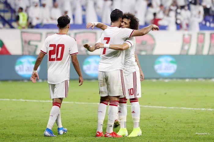 Striker timnas Uni Emirat Arab (UEA), Ali Mabkhout berpelukan dengan Omar Abdulrahman setelah mencetak gol ke gawang timnas Indonesia, di Stadion Al Maktoum, Kamis (10/10/2019).