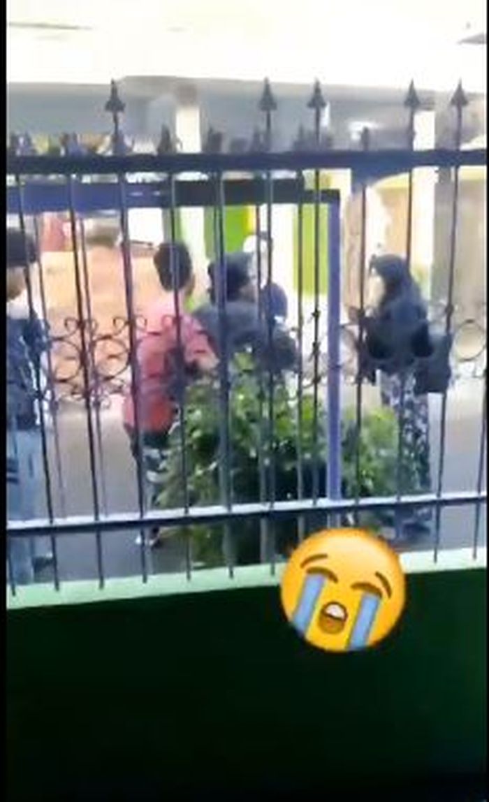 Iman kembali menghampiri Ina sampai harus ditarik warga
