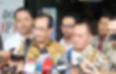 Menteri Perhubungan Budi Karya Sumadi diwawancarai wartawan seusai diperiksa di Gedung KPK Jakarta, Selasa (17/10/2017).