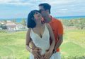 Sudah Terlanjur Hamil, Vanessa Angel Justru Tampil Seksi dengan Gaun Pengantin Belahan Dada Rendah Saat Gelar Resepsi Pernikahan Mewah di Bali