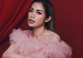 Berpose Seksi Dibonceng 'Presiden Jokowi', Tampilan Jessica Iskandar Pakai Busana Super Mini Tuai Kritikan Netizen: Bajunya Nggak Sopan!