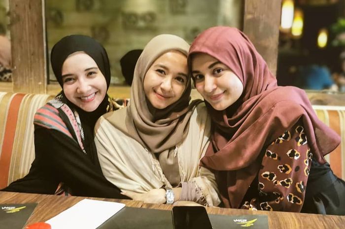 Lihat Garis Dua di Testpack Zaskia Sungkar, Shireen Sungkar dan Laudya