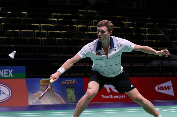 Pebulu tangkis tunggal putra Denmark, Viktor Axelsen, menjalani latihan tim menjelang Sudirman Cup 2021 di Energia Areena, Vantaa, Finlandia, Sabtu (25/9/2021).