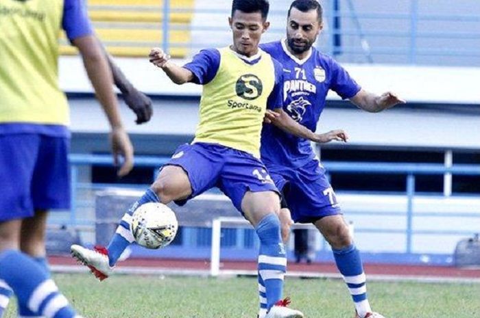 Artur Gevorkyan (kanan) tampil dalam pertandingan internal Persib Bandung mengganti laga kontra PS Tira-Persikabo, Kamis (23/5/2019) sore WIB, di Stadion Si Jalak Harupat, Kabupaten Bandung.
