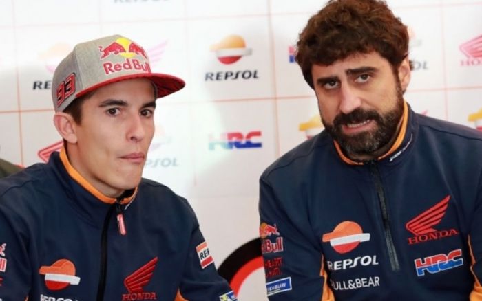 Pembalap Repsol Honda, Marc Marquez, dan kepala krunya, Santi Hernandez.