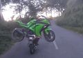 Viral Ojek Angkut Motor Pakai Motor, Rupanya Biaya Angkutnya Sama dengan Harga DP Sepeda Motor!