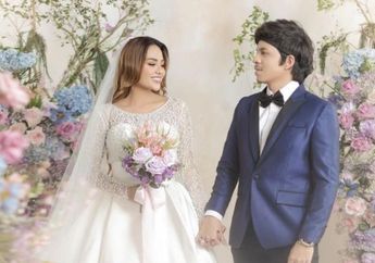 Begini Dekorasi Super Mewah dan Elegan di Pernikahan Aurel dan Atta yang Serba Putih dengan Bertabur Bunga dan Pernak-pernik Mahal
